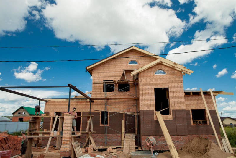 Большой двухэтажный дом