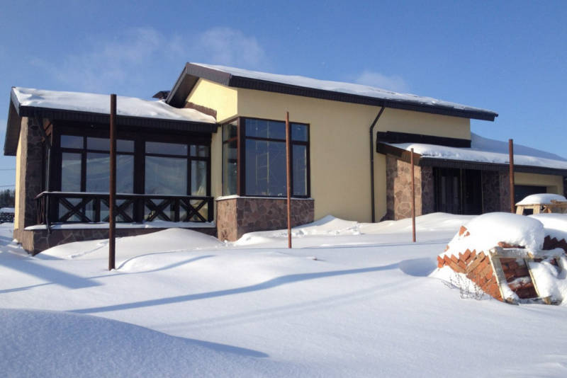 Одноэтажный дом с панорамным остеклением