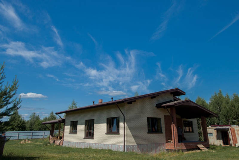 Одноэтажный дом с большой террасой и барбекю