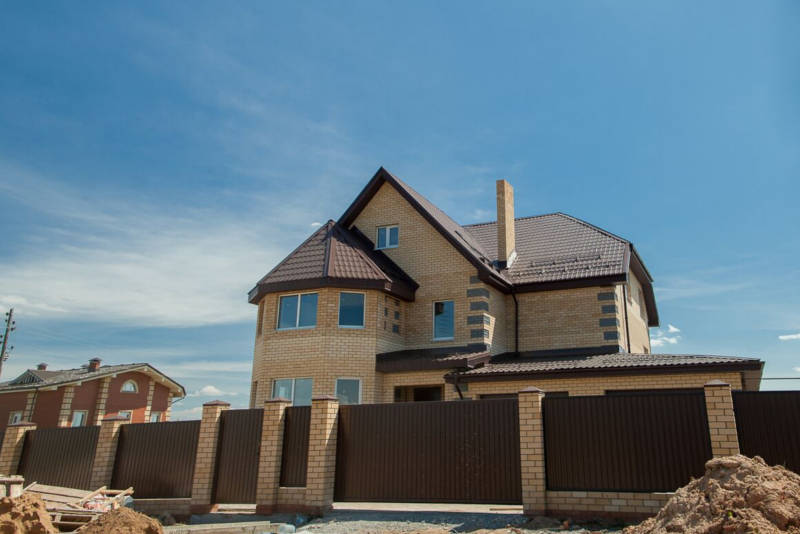 Большой дом с бассейном